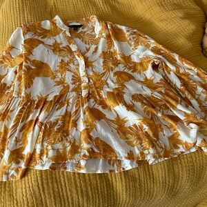 Banana Republic Flowy beautiful blouse Excellent condition!Size Small
